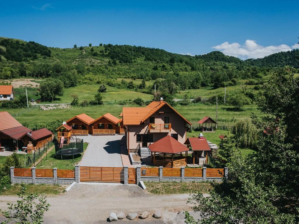 Дома для отпуска Riverside Woodhouses Прайд